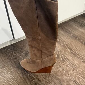 Elegant Tan Suede Wedge Boots